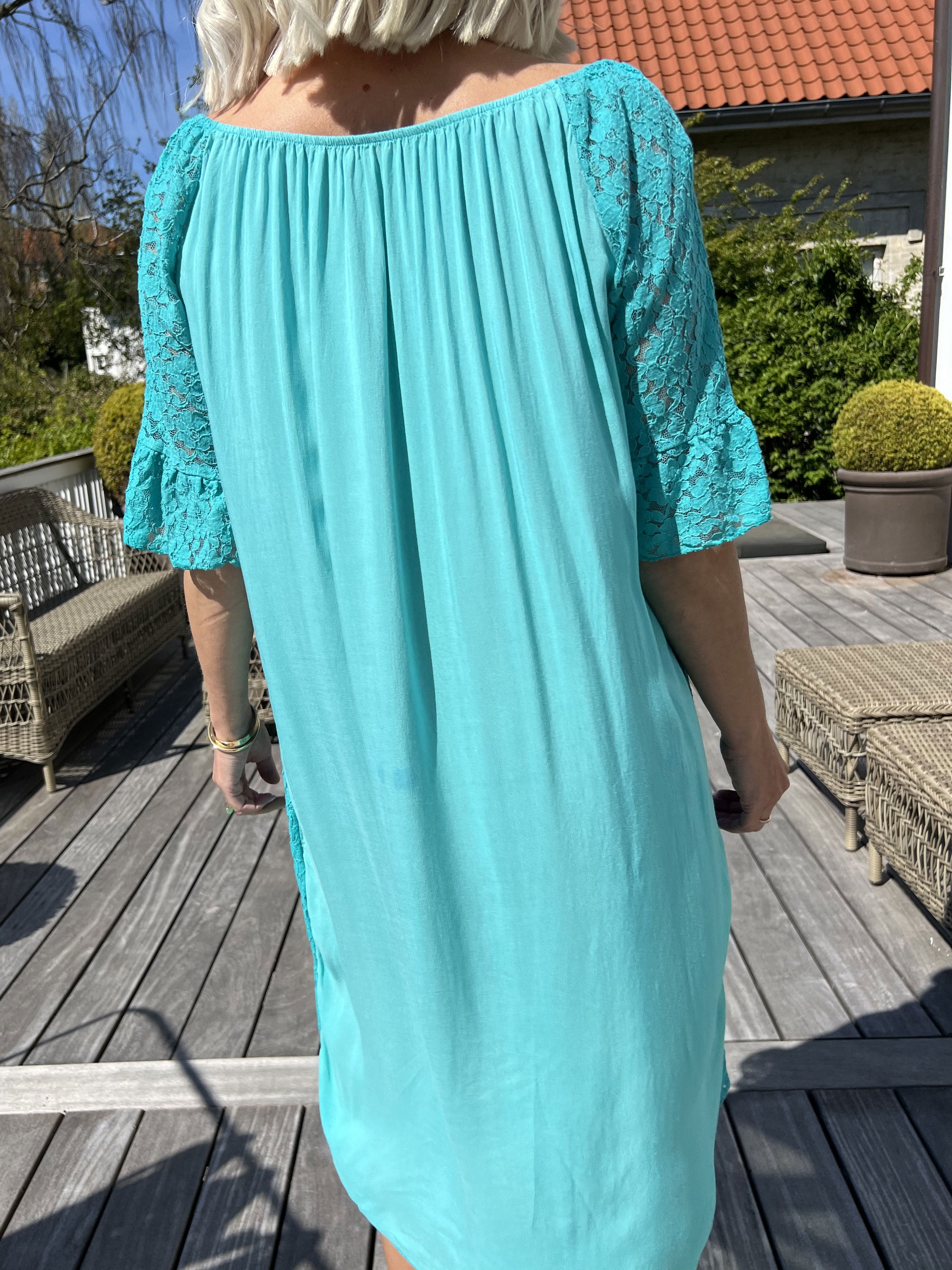 Arisha - Sød blondekjole med elastikkant i udskæringen